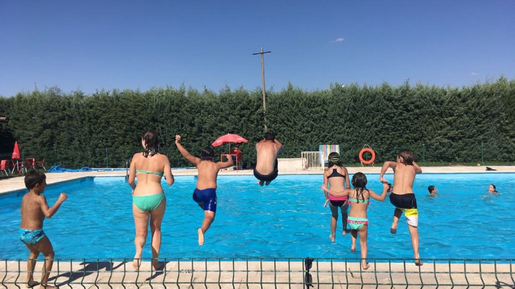 Participantes en el Ecocampa tirándose a la piscina